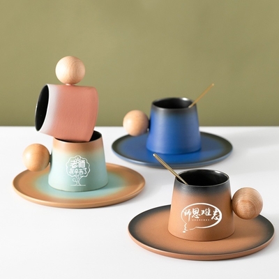 Augmentez votre entreprise avec le logo de la société de cadeaux de tasse cadeau à la main à la célébration de l'anniversaire