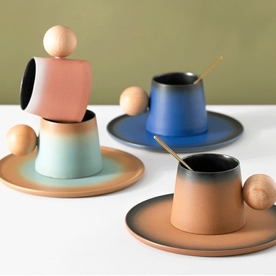 Augmentez votre entreprise avec le logo de la société de cadeaux de tasse cadeau à la main à la célébration de l'anniversaire