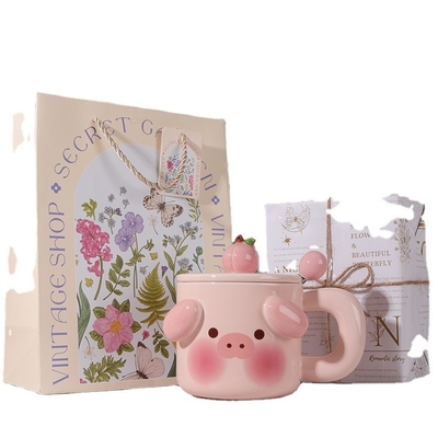Une tasse en céramique avec un couvercle Surprise ta meilleure amie pour son anniversaire