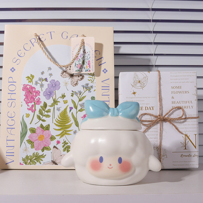 Une tasse en céramique avec un couvercle Surprise ta meilleure amie pour son anniversaire