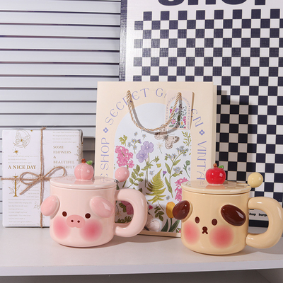 Une tasse en céramique avec un couvercle Surprise ta meilleure amie pour son anniversaire