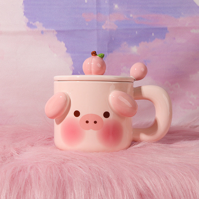Une tasse en céramique avec un couvercle Surprise ta meilleure amie pour son anniversaire