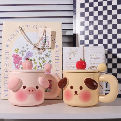 Une tasse en céramique avec un couvercle Surprise ta meilleure amie pour son anniversaire