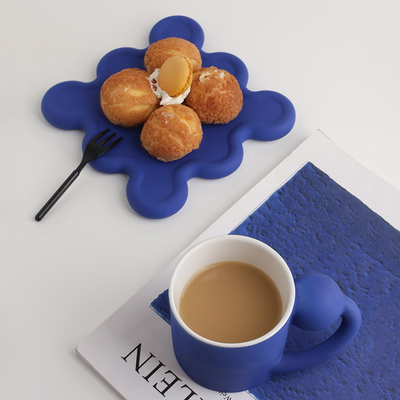 Apportez une touche de créativité à votre collection de tasses avec cet ensemble de tasses