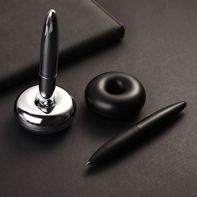 Des stylos à bille en métal à logo personnalisé, des stylos publicitaires à lévitation magnétique pour cadeaux de remise de diplômes