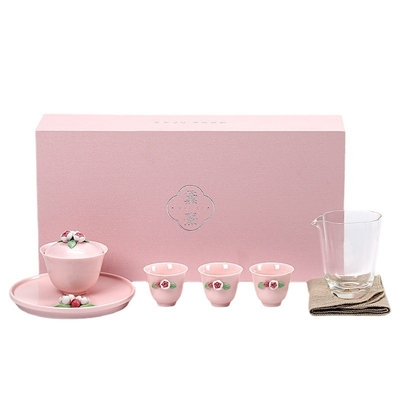 Le thé en céramique rose est un cadeau parfait pour le thé féminin le jour de la déesse.