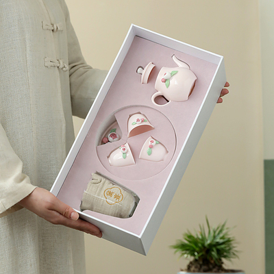 Le thé en céramique rose est un cadeau parfait pour le thé féminin le jour de la déesse.