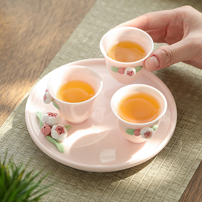 Le thé en céramique rose est un cadeau parfait pour le thé féminin le jour de la déesse.