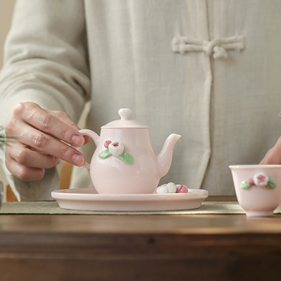 Le thé en céramique rose est un cadeau parfait pour le thé féminin le jour de la déesse.