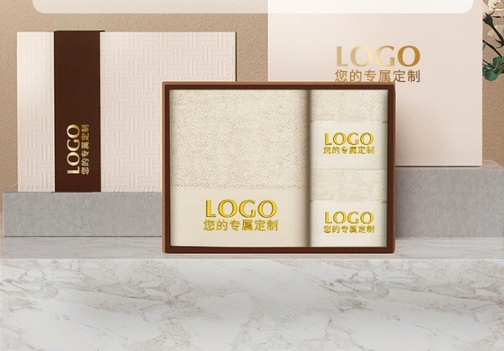 Trois pièces de serviette et de serviette de bain dans une boîte cadeau