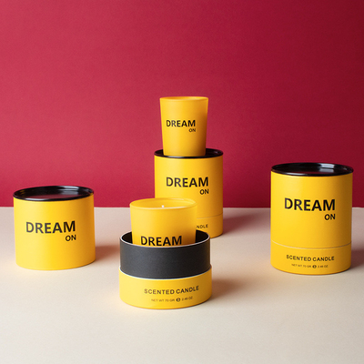 Une bougie aromathérapeutique et un cadeau en acrylique sont indispensables pour un parfum durable à la maison