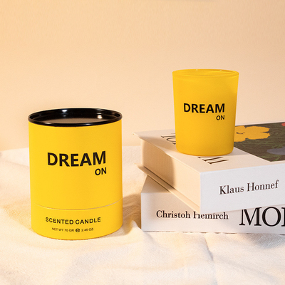 Une bougie aromathérapeutique et un cadeau en acrylique sont indispensables pour un parfum durable à la maison
