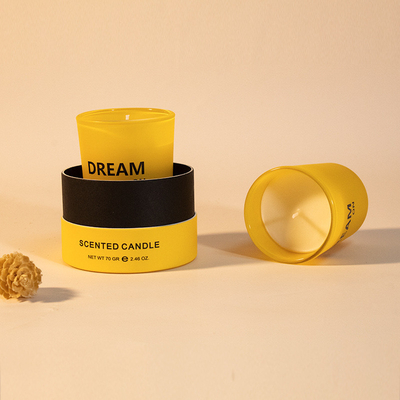 Une bougie aromathérapeutique et un cadeau en acrylique sont indispensables pour un parfum durable à la maison