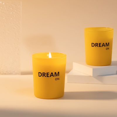 Une bougie aromathérapeutique et un cadeau en acrylique sont indispensables pour un parfum durable à la maison