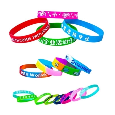 Un bracelet en silicone avec des lettres lumineuses et une couleur personnalisée