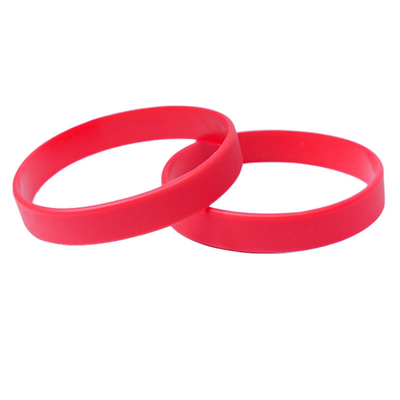 Un bracelet en silicone avec des lettres lumineuses et une couleur personnalisée