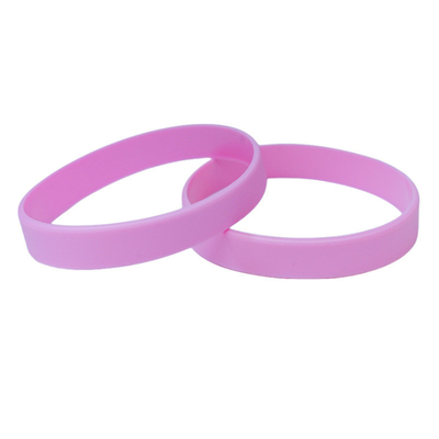 Un bracelet en silicone avec des lettres lumineuses et une couleur personnalisée