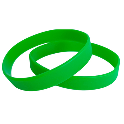 Un bracelet en silicone avec des lettres lumineuses et une couleur personnalisée