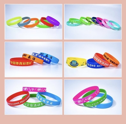 Un bracelet en silicone avec des lettres lumineuses et une couleur personnalisée