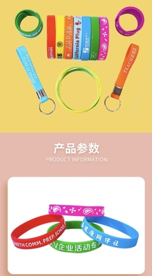 Un bracelet en silicone avec des lettres lumineuses et une couleur personnalisée