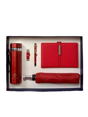 Un ensemble cadeau pour un compagnon d'affaires de l'hôtel et de la station avec un dessin graphique imprimé en couleur