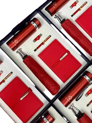 Un ensemble cadeau pour un compagnon d'affaires de l'hôtel et de la station avec un dessin graphique imprimé en couleur
