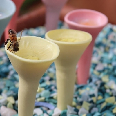 Couleur personnalisée Bee Colibri distributeur d'eau d'oiseau de fourrage Cuve d'alimentation en résine pour jardin extérieur