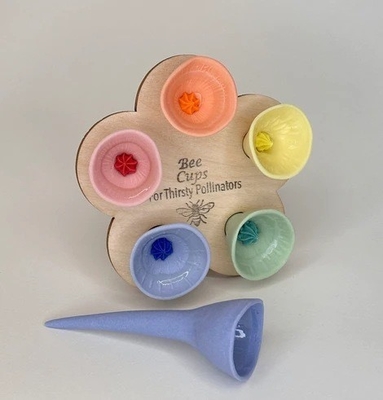 Couleur personnalisée Bee Colibri distributeur d'eau d'oiseau de fourrage Cuve d'alimentation en résine pour jardin extérieur