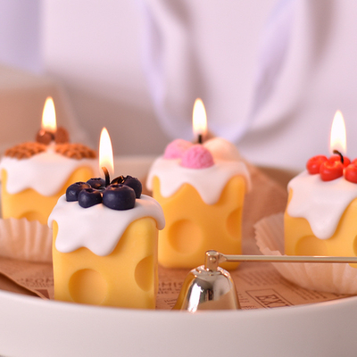 Cadeau à la main à la joie d'anniversaire pour les filles