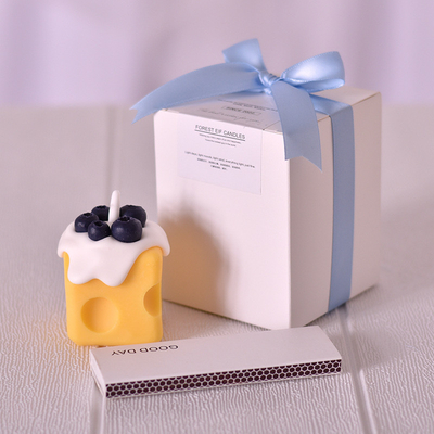 Cadeau à la main à la joie d'anniversaire pour les filles