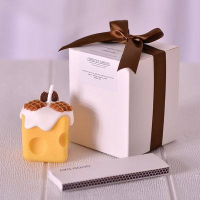 Cadeau à la main à la joie d'anniversaire pour les filles