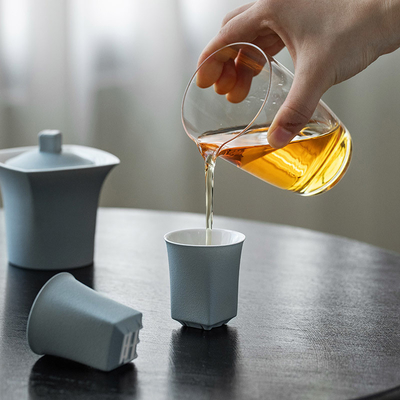 Un ensemble de tasses chinoises de type mobile uniques, fabriquées à la main, avec une tasse Wangzi, une tasse Shunzi, une tasse ronde, un pot carré.