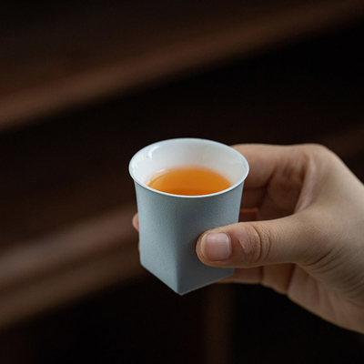 Un ensemble de tasses chinoises de type mobile uniques, fabriquées à la main, avec une tasse Wangzi, une tasse Shunzi, une tasse ronde, un pot carré.