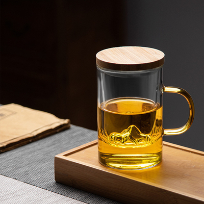 Coupe en verre à haute teneur en borosilicate. Coupe de thé en bambou et bois.