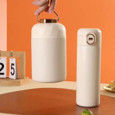 Un ensemble de tasses isolées et de pots brasés parfait comme cadeau pour les promotions dans les hôtels et les centres de villégiature