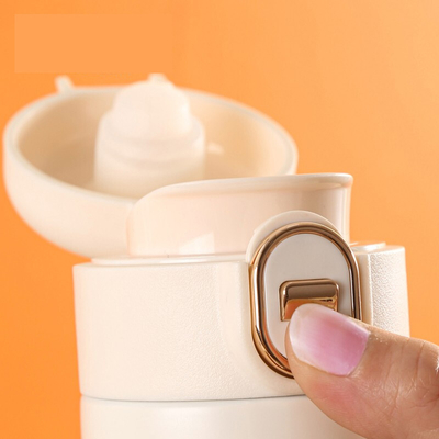 Un ensemble de tasses isolées et de pots brasés parfait comme cadeau pour les promotions dans les hôtels et les centres de villégiature