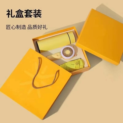 Un ensemble de cadeaux pour les activités d'été