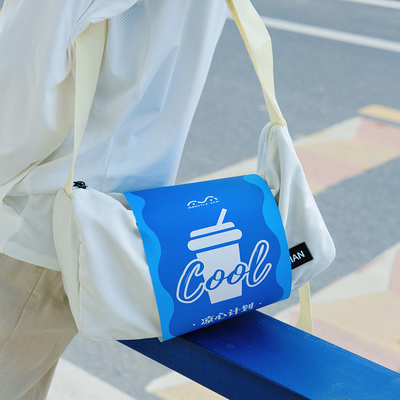 Sac à main, tasse d'eau, chapeau en forme de U, souvenirs parfaits pour les employés.