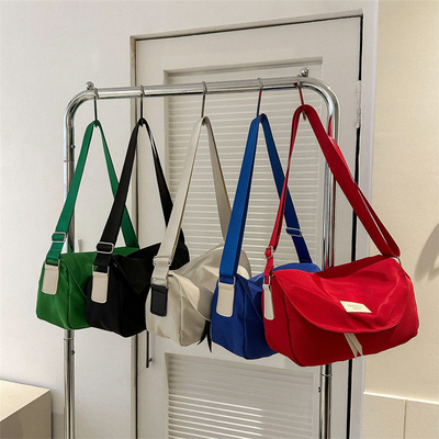 Logo du client Sac de voyageur à la mode Couleur solide Sac transversale simple Cadeau d'employé