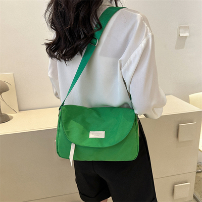 Logo du client Sac de voyageur à la mode Couleur solide Sac transversale simple Cadeau d'employé