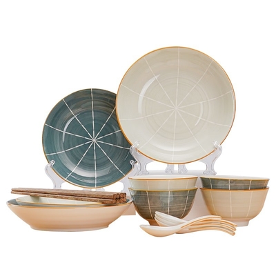 Un ensemble de 16 ustensiles de table en céramique chinoise parfait pour les grands-parents âgés