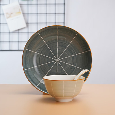 Un ensemble de 16 ustensiles de table en céramique chinoise parfait pour les grands-parents âgés