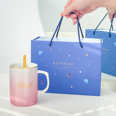 Rendez sa journée spéciale avec cette tasse en céramique et un ensemble de serviettes en or dans le style créatif Ins