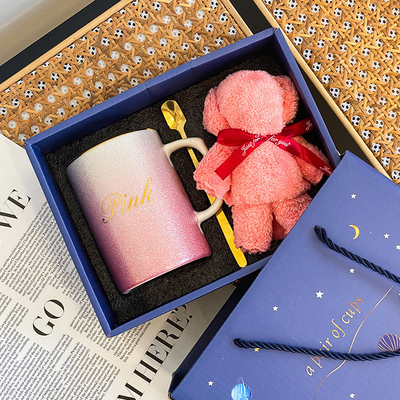 Rendez sa journée spéciale avec cette tasse en céramique et un ensemble de serviettes en or dans le style créatif Ins
