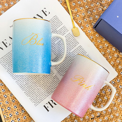 Rendez sa journée spéciale avec cette tasse en céramique et un ensemble de serviettes en or dans le style créatif Ins