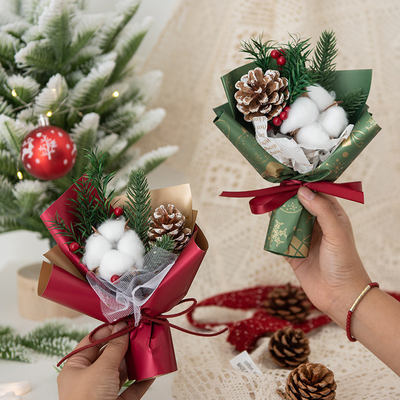 Bouquet de Noël avec fleurs séchées et coton destiné aux utilisateurs finaux