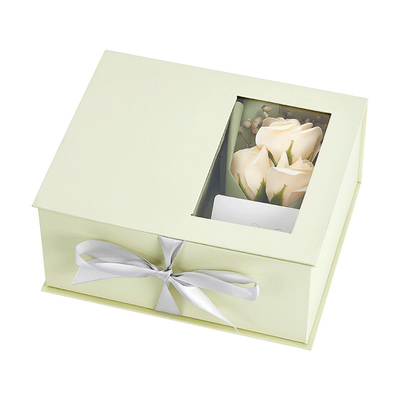 Une tasse en céramique créative, une serviette, un savon, un bouquet de cartes de vœux, des souvenirs.