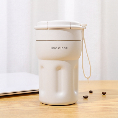 Les hôtels et les centres de villégiature doivent avoir une tasse de café isolée portable avec double paille