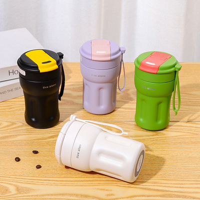 Les hôtels et les centres de villégiature doivent avoir une tasse de café isolée portable avec double paille