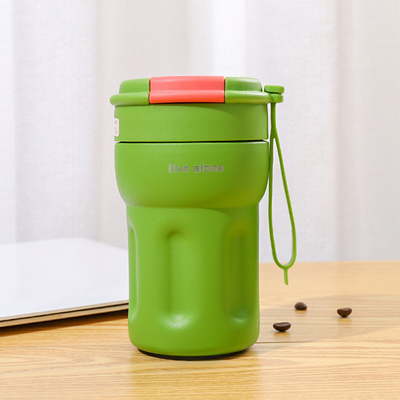 Les hôtels et les centres de villégiature doivent avoir une tasse de café isolée portable avec double paille